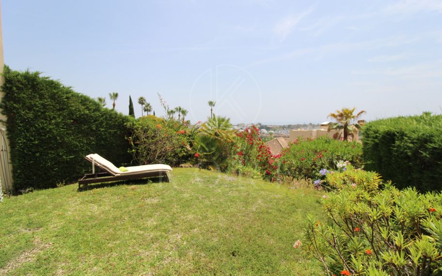 ADOSADO CON PRECIOSO JARDIN Y  VISTAS ABIERTAS AL MAR EN LA EXCLUSIVA ZONA DE LA ALQUERÍA