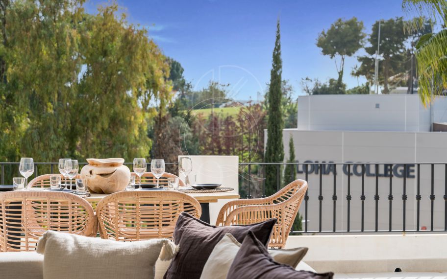 Elegant Renovated Townhouse Near Aloha Golf – Private Garden and Gated Community