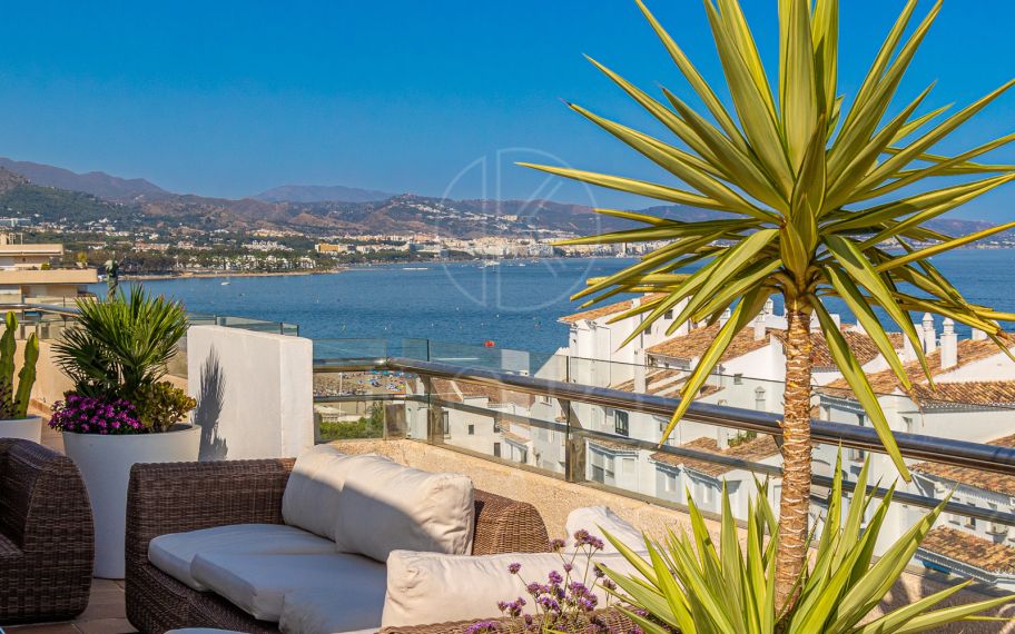 Exclusivo ático de 3 dormitorios con una de las mejores terrazas y vistas panorámicas en el corazón Puerto Banús.