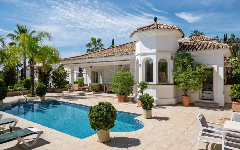Villa en venta en El Herrojo, Benahavis