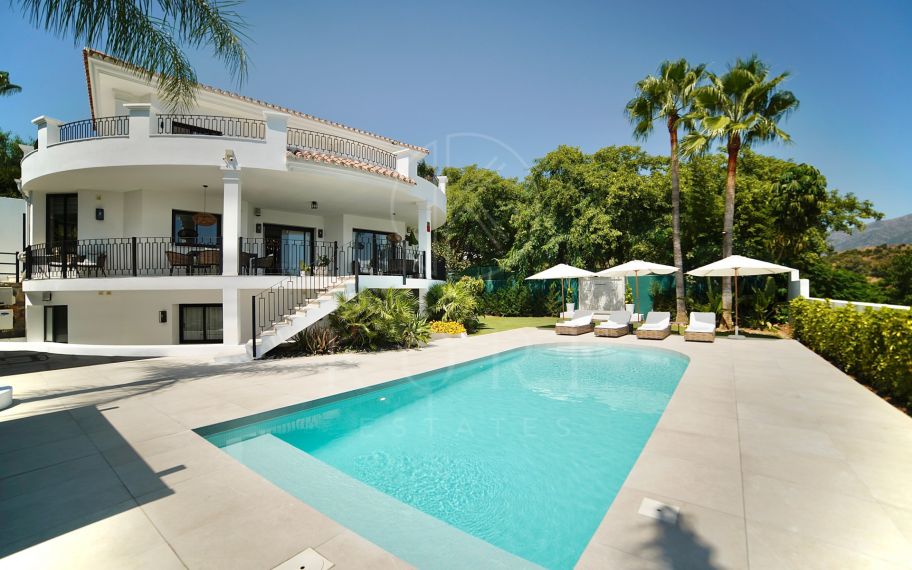 Modern 5-bedroom villa in La Quinta, Benahavís with sea, golf & mountain views, private pool, outdoor gym, and just 4 km from the beach