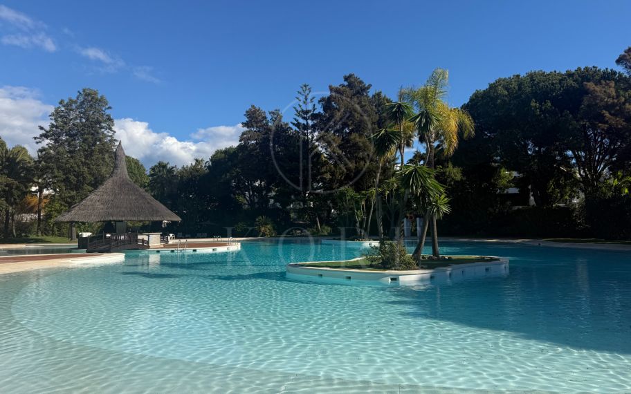 APARTAMENTO EN PLANTA BAJA CON AMPLIA TERRAZA Y JARDÍN EN GUADALMINA BAJA