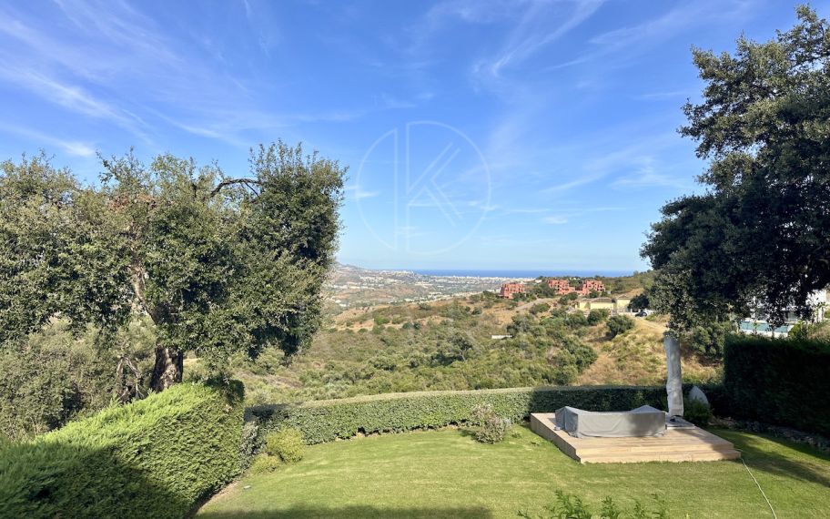 Elegante apartamento de tres dormitorios con vistas panorámicas en La Mairena, Marbella Este