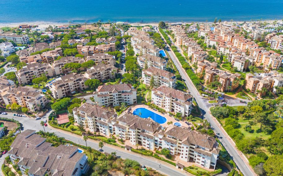 Beautiful south-facing, two-bedroom apartment located in the prestigious Hacienda Playa, Elviria