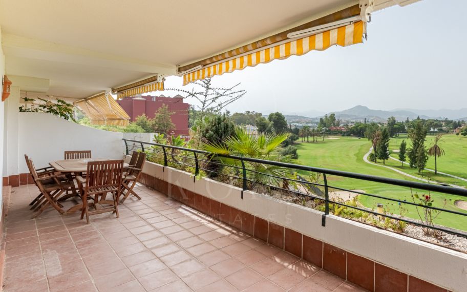 Ático Dúplex en Primera Línea de Golf con Vistas a la Montaña en Guadalmina Alta