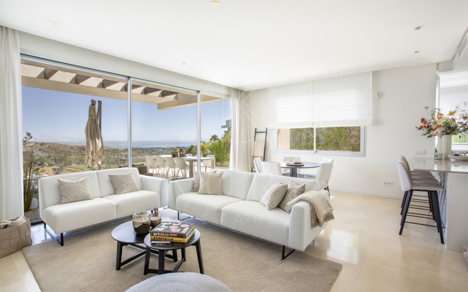 ELEGANTE APARTAMENTO DE 3 DORMITORIOS CON VISTAS PANORÁMICAS AL MAR EN MARBELLA CLUB HILLS