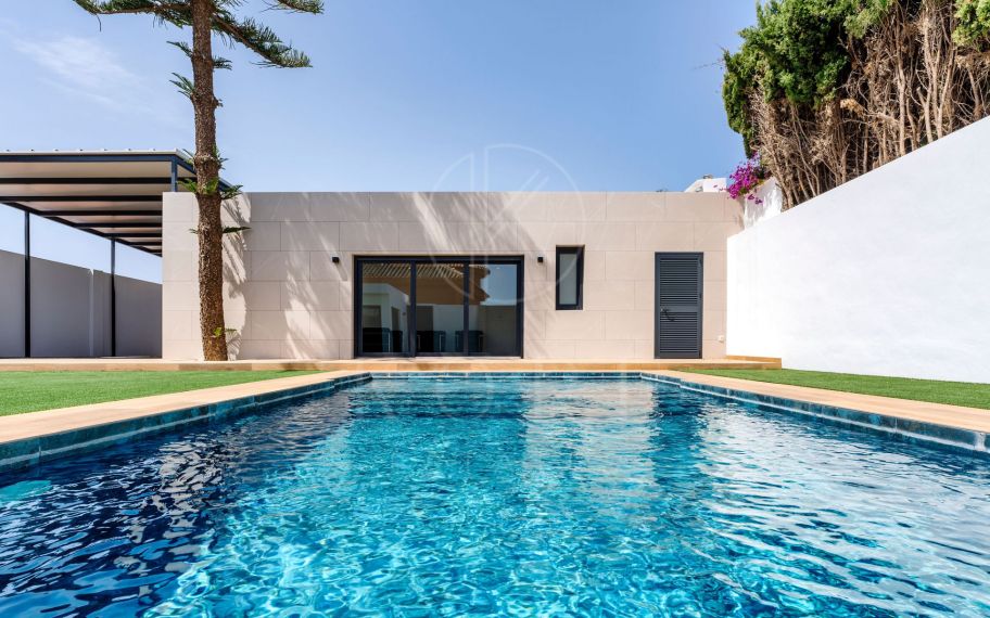 Impresionante Villa de 4 dormitorios con piscina privada en Primera Urbanización!