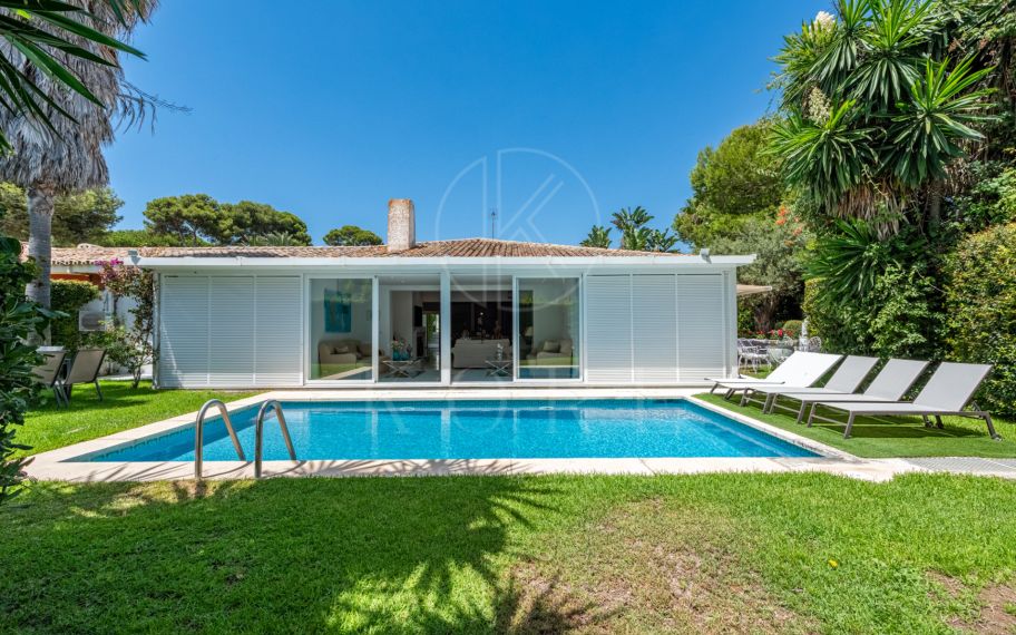 ELEGANTE VILLA ADOSADA EN LOS MONTEROS, MARBELLA ESTE – A SOLO 150M DEL MAR
