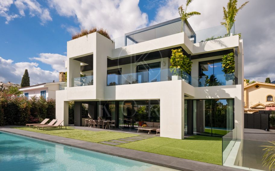 Exclusiva villa de diseño frente al mar en Marbella