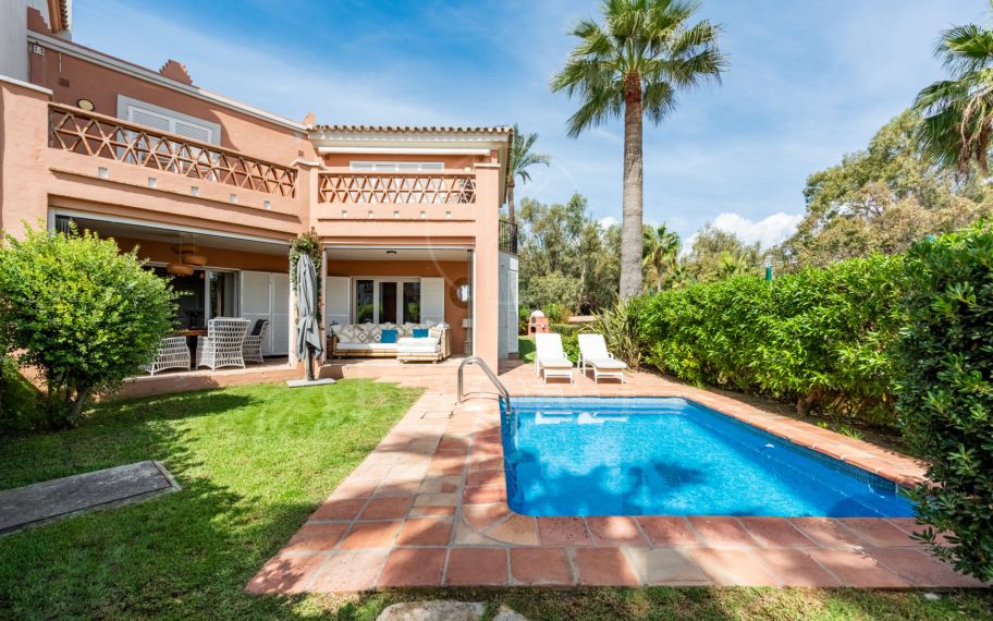 Exclusiva villa adosada en primera línea de playa en La Perla de la Bahía, Casares