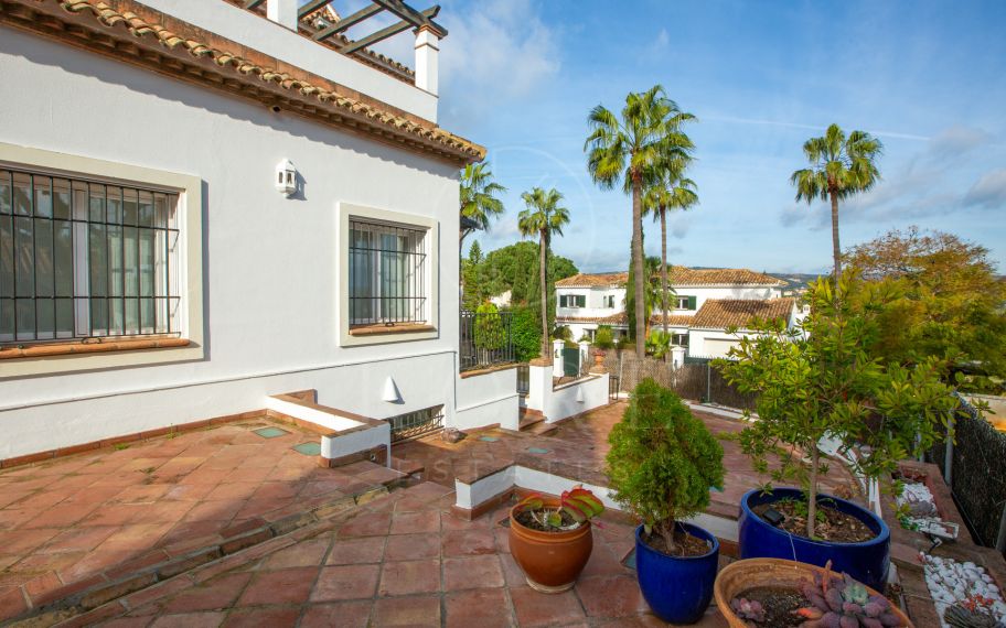 Impresionante villa de dos plantas con orientación suroeste en la prestigiosa Zona B