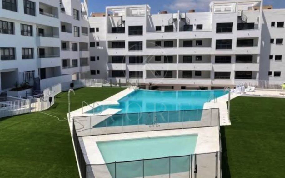 Atractivo Ático Dúplex de 4 Dormitorios en el Centro de Estepona