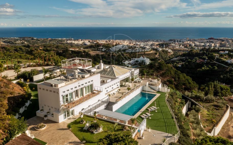 Designer villa with sea views minutes from Estepona