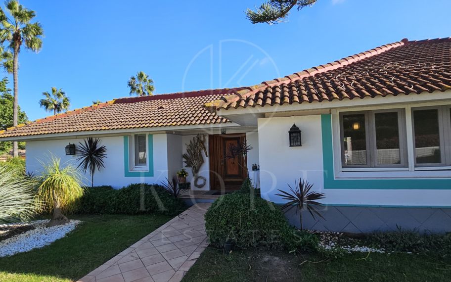 Espaciosa villa de 7 dormitorios con piscina en Sotogrande Costa (Zona B)