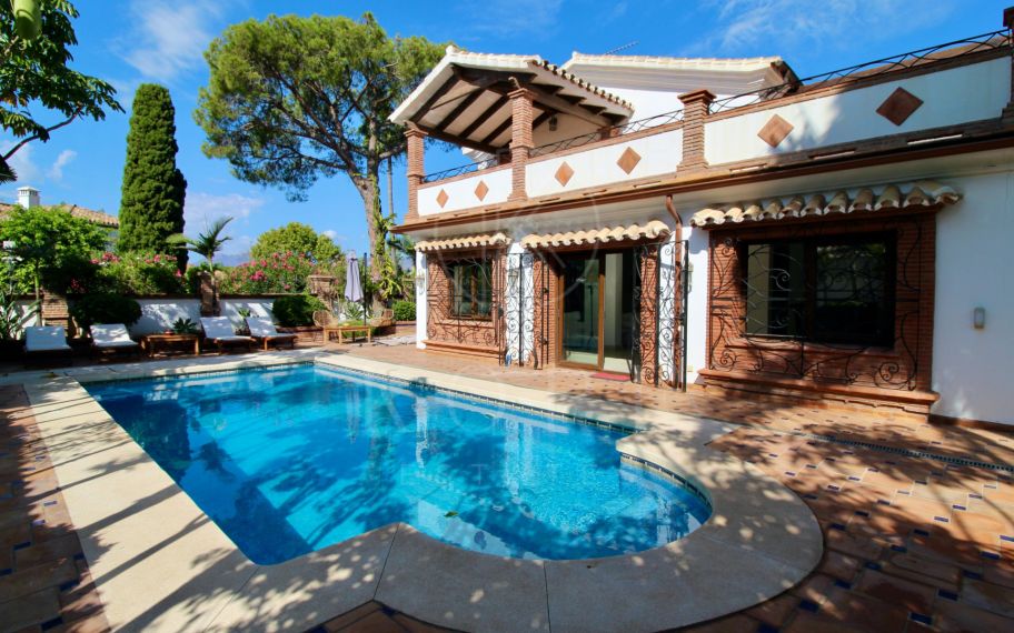 Villa mediterránea independiente junto a la playa en El Presidente, Estepona