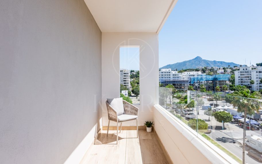 Apartamento de esquina de lujo con vistas al mar y la montaña en Nueva Andalucía, Marbella