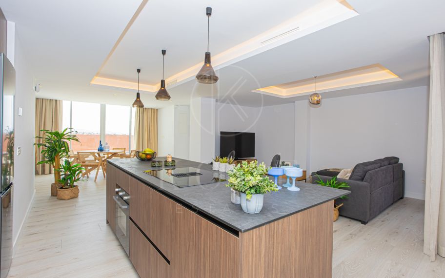 Apartamento renovado con terraza y vistas, a minutos de la playa en San Pedro.