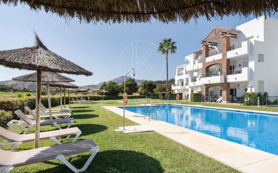 Bienvenido a este impresionante y totalmente renovado ático con vistas panorámicas sobre Higueral Golf, las montañas y el mar!
