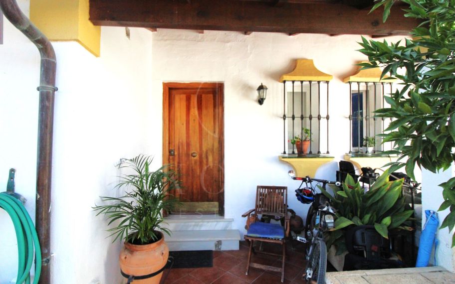 Oportunidad !!!!  Enorme Adosada con  estupendo jardin en Atalaya