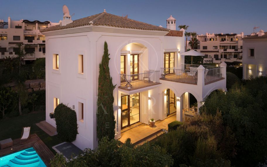 Esta villa es una verdadera joya, moderna, acogedora y ideal para disfrutar de todo lo que Estepona tiene para ofrecer.