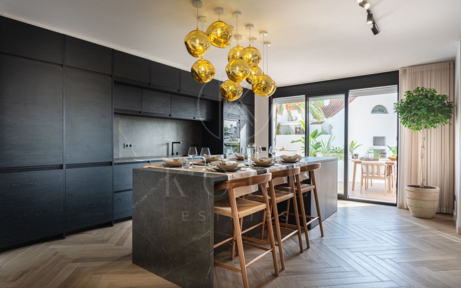 Descubre tu Casa de ensueño en Marbella — un apartamento de 3 dormitorios recientemente renovado en Nueva Andalucía con interiores luminosos, una amplia terraza, cocina al aire libre y todas las comodidades cerca.