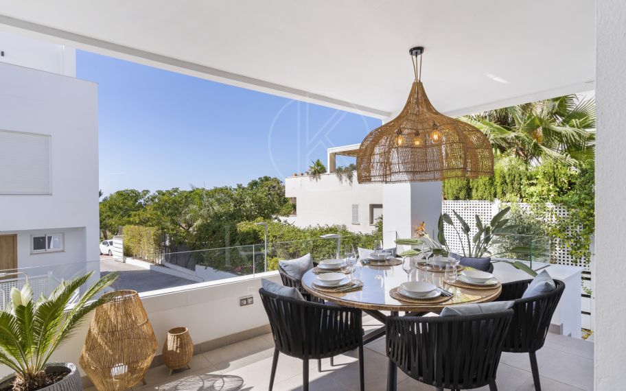 Casa adosada moderna en una pequeña comunidad cerrada en Rodeo Alto – ¡Camine hasta la playa!