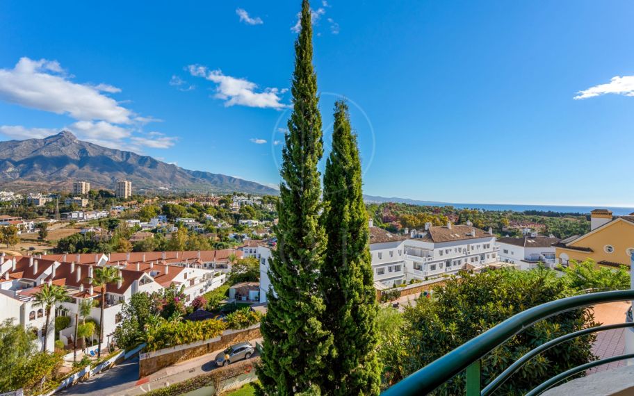 Moderno apartamento de 2 dormitorios con vistas panorámicas en Señorio de Aloha, Nueva Andalucía