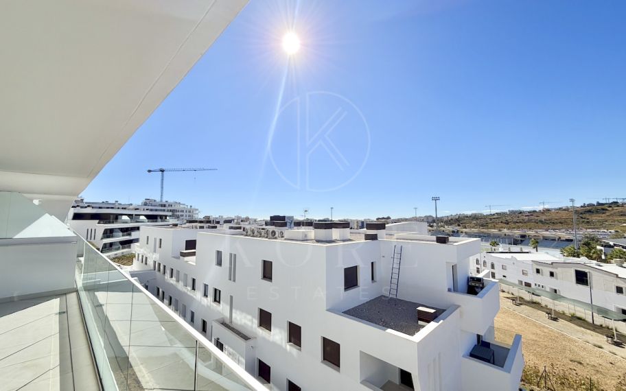 Moderno apartamento de tres dormitorios en Estepona con vistas panorámicas