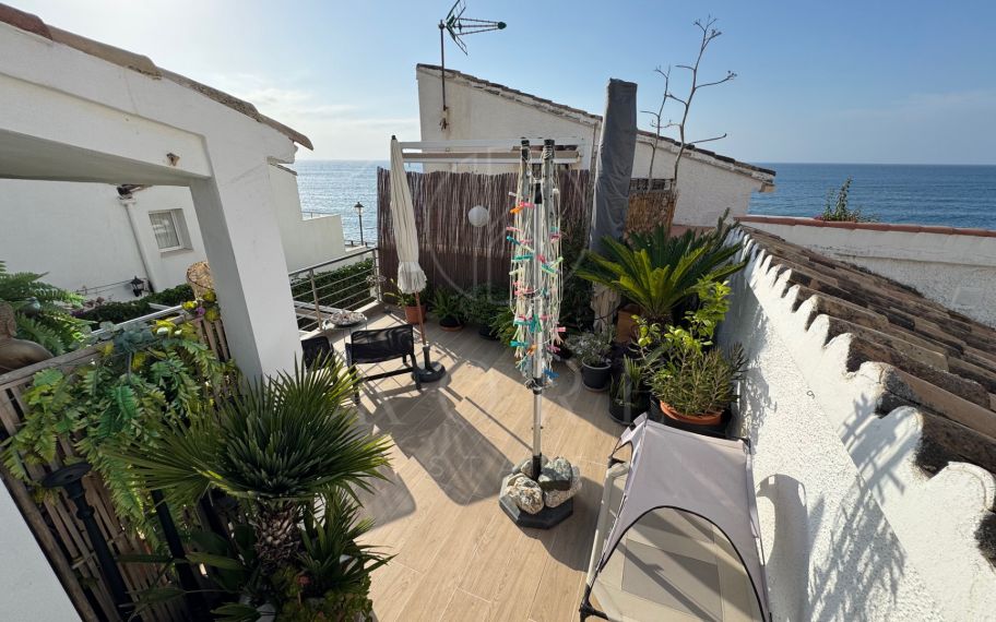 Elegante casa adosada de 3 dormitorios con vistas al mar en El Pirata – New Golden Mile, Estepona