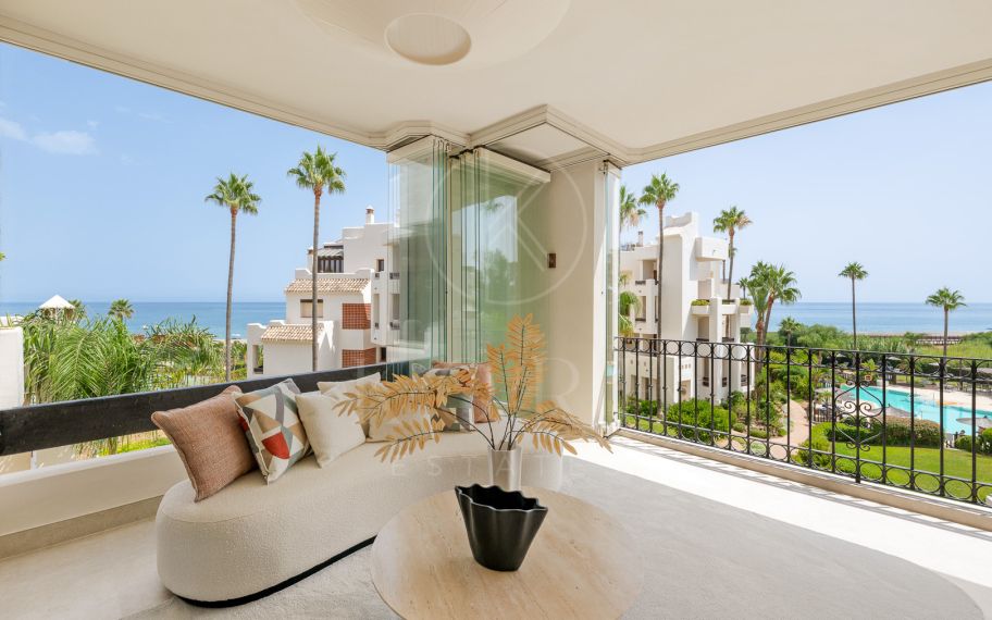 Impresionante apartamento, recientemente renovado, en primera línea de playa cerca del centro de Estepona.