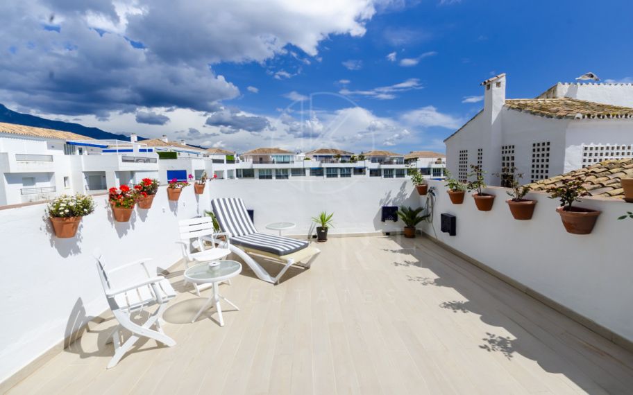 Light and exclusivity in this 3 bedroom penthouse in the heart of Puerto Banus
