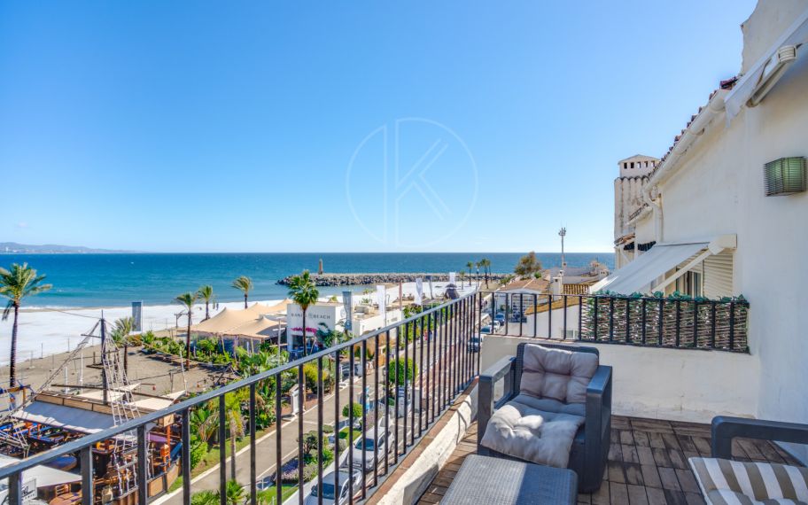 Beautiful east-facing penthouse with sea and mountain views, located in the heart of Puerto Banús.