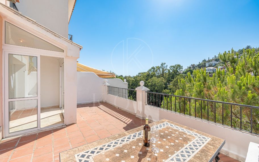 Spacious west-facing townhouse in La Quinta Golf, just a few steps from the Clubhouse