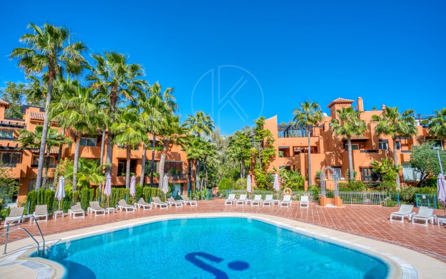 Charming two-bedroom ground-floor apartment with a southeast orientation, located in one of the most exclusive communities, Alminar de Marbella, in Nueva Andalucía.