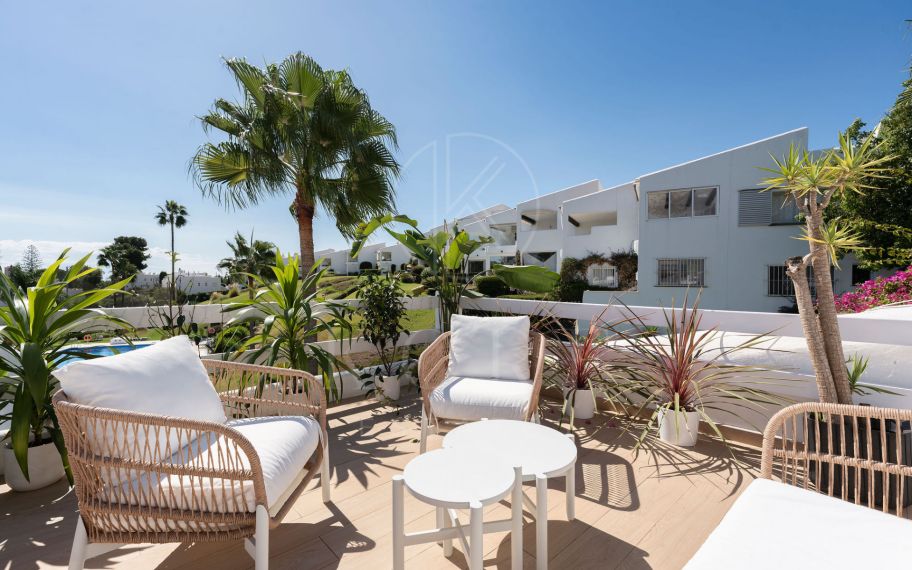 Welcome to this beautifully renovated 2 bedroom top floor apartment with amazing views in Nueva Andalucía!