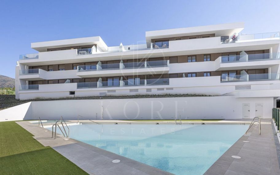 Moderno apartamento de tres dormitorios en Estepona con vistas panorámicas