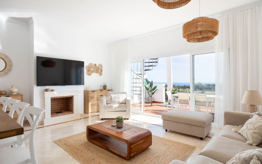 Elegante ático en Paraiso Pueblo con vistas al mar, amplias terrazas e instalaciones completas.