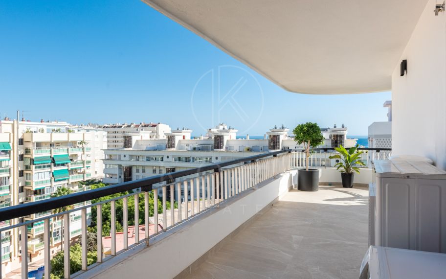 Elegante y bellamente reformado ático orientado al sur de tres dormitorios, situado en Playa de la Fontanilla, Marbella