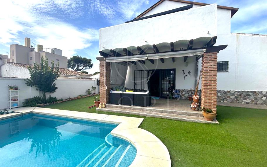 Esta hermosa villa de 4 dormitorios y 3 baños en Calahonda, Mijas, ofrece una ubicación inmejorable. Situada cerca de todos los servicios esenciales, transporte público, tiendas y restaurantes, es perfecta para una vida cómoda. La...
