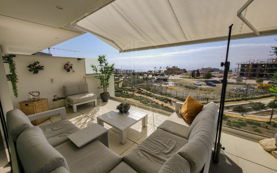 ¡Experimente el factor sorpresa al entrar! Este apartamento de esquina de 3 dormitorios con orientación sur ofrece una sala de estar abierta de lujo que se abre a una terraza muy grande con impresionantes vistas al mar y a la montaña....