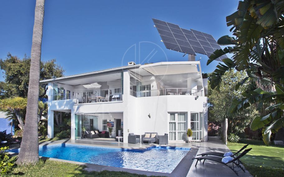 Nestled in lush green surroundings and just a short walk from Elviria's amenities, this unique villa is an ideal opportunity for both living and business.