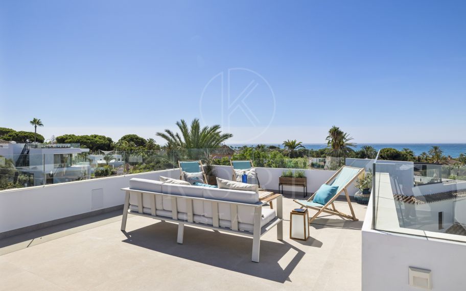 A pocos pasos del mar, esta impresionante villa nueva se encuentra en la codiciada urbanización Marbesa. Construida con los más altos estándares de calidad, su moderno diseño se integra a la perfección con una piscina infinita...