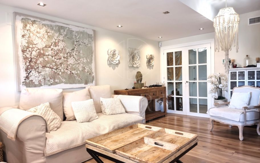 Esta elegante vivienda ha sido completamente renovada con los más altos estándares, utilizando materiales y acabados de primera calidad.