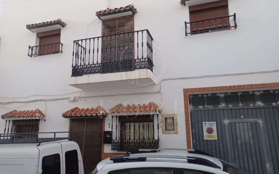 Espaciosa casa adosada familiar en el tranquilo pueblo de San Martín del Tesorillo