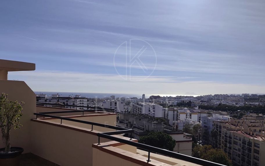 Precioso Ático de 2 Dormitorios con Impresionantes Vistas al Mar y la Ciudad
