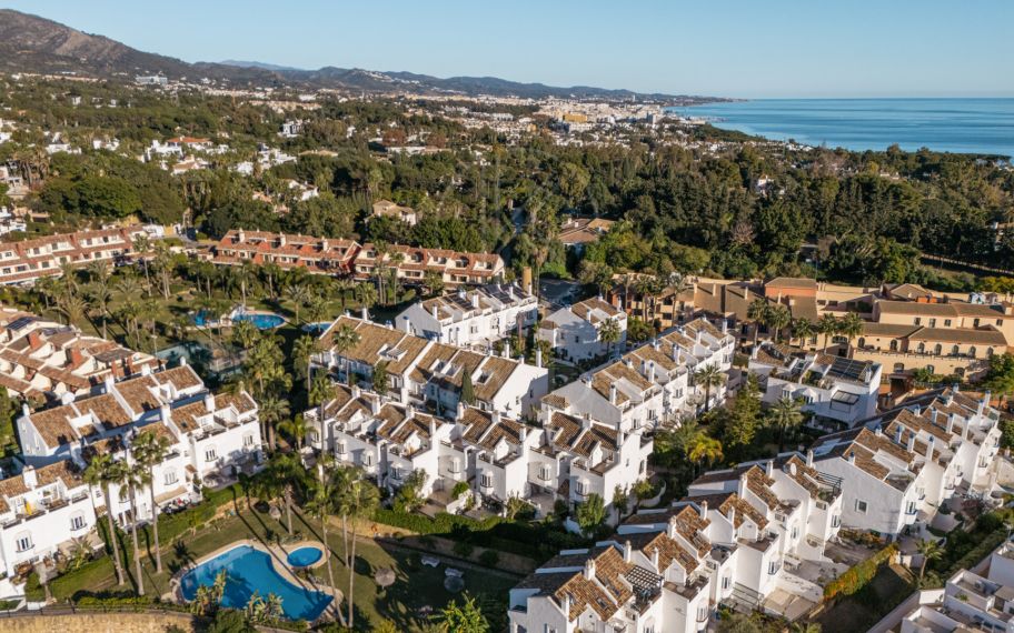 Fully Renovated Luxury Townhouse in Arco Iris, Marbella Golden Mile, Walking Distance to Puente Romano and Marbella Club