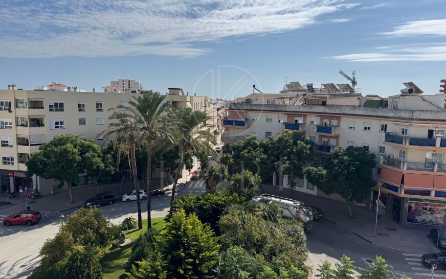 Ático Exclusivo de 4 Dormitorios en el Corazón de Estepona con Terraza y Solárium Privado