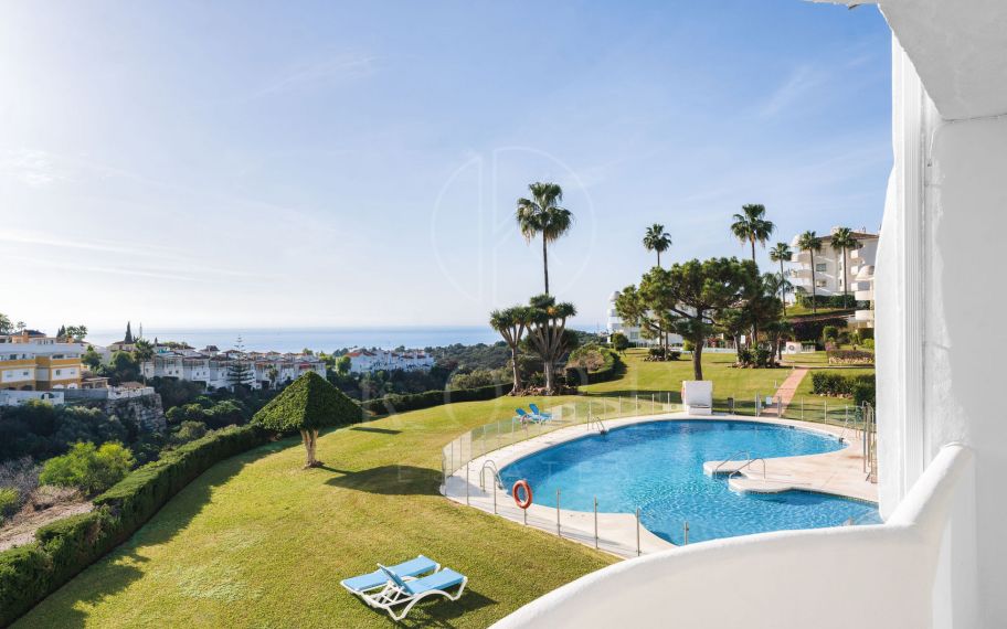 Bienvenido a este luminoso y renovado apartamento de 3 dormitorios en Calahonda con hermosas vistas!