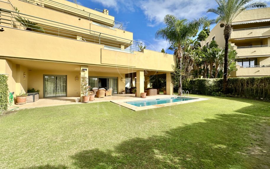 EXCLUSIVE APARTAMENT WITH PRIVATE GARDEN AND  POOL IN SOTOGRANDE MARINA