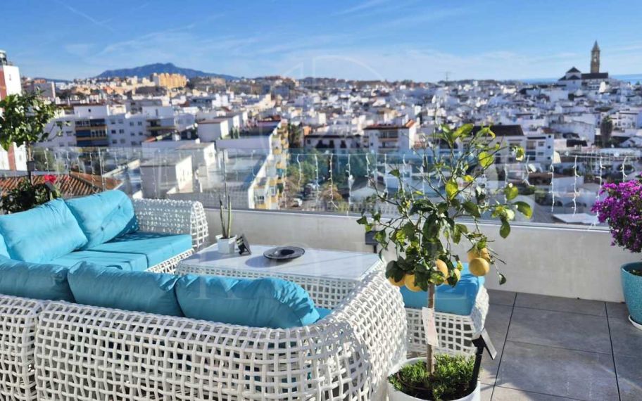 Ático de lujo con vistas panorámicas al mar y la montaña en el centro de Estepona